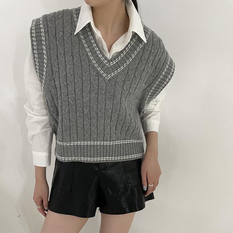 V Neck Stitched Cable Knit Sweater Vest - Image 2